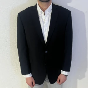 Dressman kavaj - Dressman kavaj, den är svart och i fin skick. Den är i storlek 50 alltså skulle passa bra för M/L. 