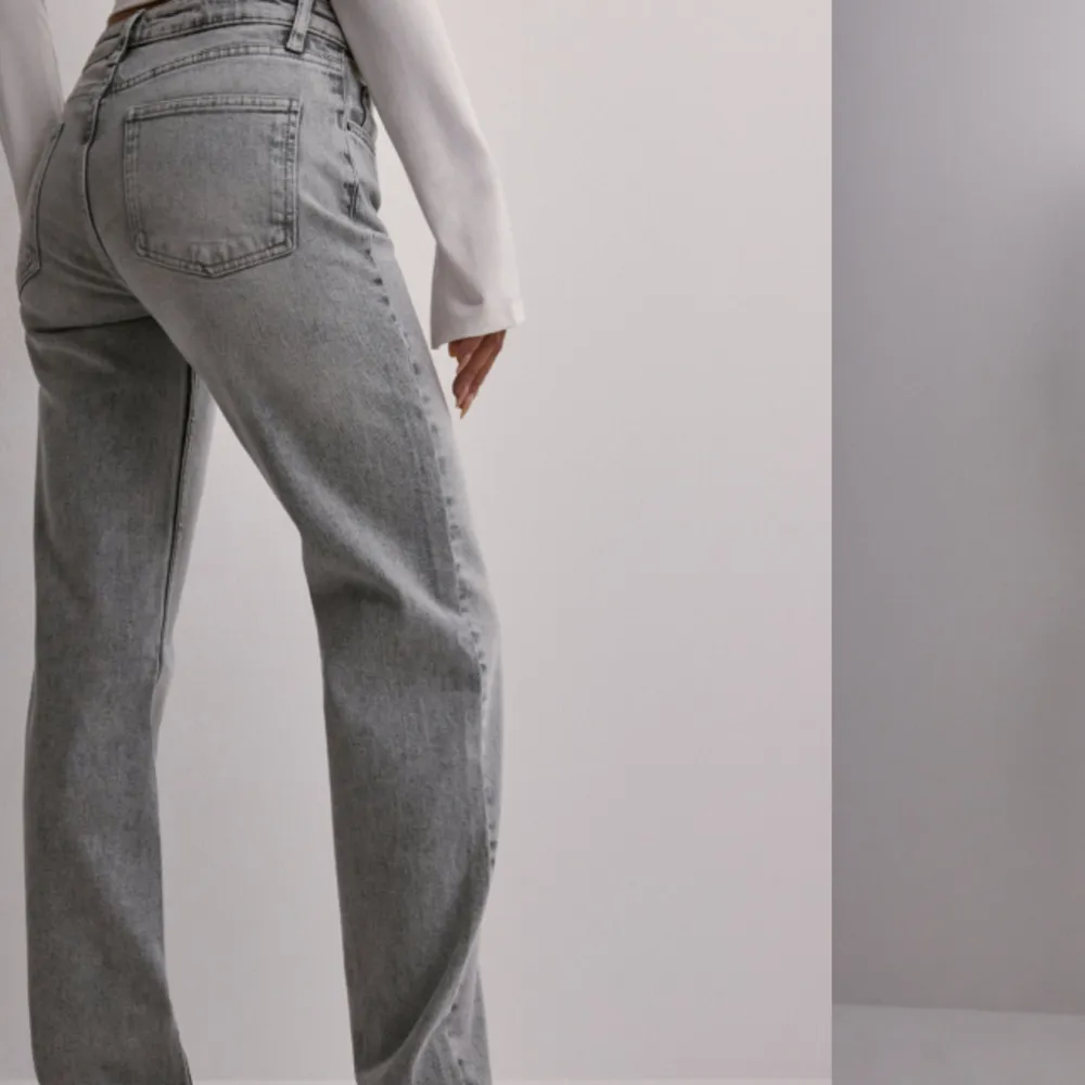 Helt nya Low Waist jeans ifrån Nelly och är aldrig använda, ända är att dom är uppsprättade längst ner skriv för bild☺️. Jeans & Byxor.
