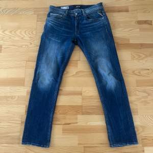 Säljer dessa Replay Jeans i modell Grover, identisk till anbass. 1,8k nya. Inga defekter alls, som nya, 9,5/10. Storlek 32/32 passar även mindre i midjan ifall man har bälte utan att det ser konstigt ut. Skriv vid frågor/funderingar. 🌟