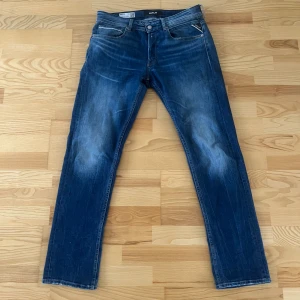 Replay Jeans - Säljer dessa Replay Jeans i modell Grover, identisk till anbass. 1,8k nya. Inga defekter alls, som nya, 9,5/10. Storlek 32/32 passar även mindre i midjan ifall man har bälte utan att det ser konstigt ut. Skriv vid frågor/funderingar. 🌟