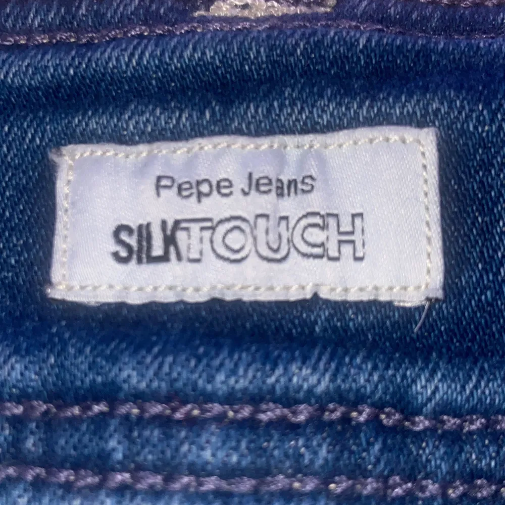Snygga jeans men passar inte mig. Dom är midwaist med två knappar där fram. Pris går att diskuteras💗. Jeans & Byxor.