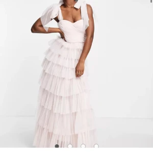 SÖKER!!! - Söker denna balklänningen från Asos. Helst i storlek S 🙏🏼 pris kan absolut diskuteras. 