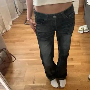 Supersnygga Lågmidjade jeans från märket Arizona  Midjemått tvärs över: 36 cm Innerbenslängd: 75 cm 