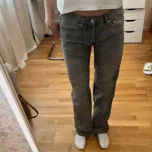 Straight Lågmidjade  jeans från lager 157  Midjemått: 36 cm Innerbenslängd: 74 cm