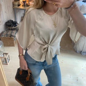 Blus - SUPER snygg topp / blus / tröja. Passar till SÅÅ många tillfällen ❣️❣️