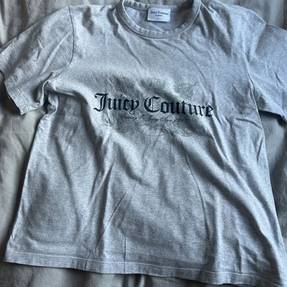 säljer denna jättesnygga juicy tröjan som ej kommer till användning längre skriv för fler bilder . T-shirts.