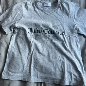 säljer denna jättesnygga juicy tröjan som ej kommer till användning längre skriv för fler bilder 