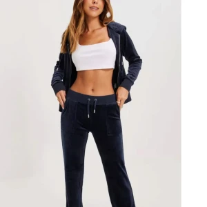 Byxor  - Jag säljer min jätte fina mörk blåa juicy byxaor, jag säljer dom för jag inte amdvänder dom längre jätte fin och amdvända få gånger 