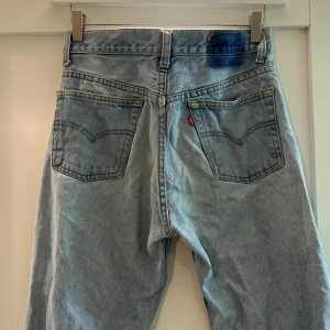 Levis 501 jeans - Säljer mina 501 från Levis i en ljusblå färg! Jeansen passar en S kan vara lite bagy men funkar fint!
