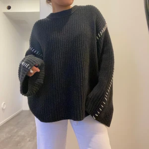 Svartvit stickad från Gina✨ - Superfin och skön tröja😍😍 Kommer tyvärr inte till användning mer😊