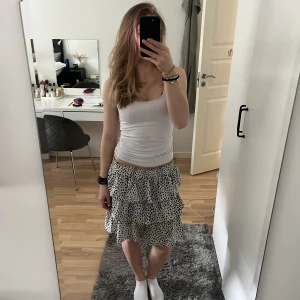Volangkjol  - Finaste volangkjolen som inte passar min stil längre. Passar xs/s/m då den är stretchig. Köpt på en butik på Marstrand så vet inte märket.