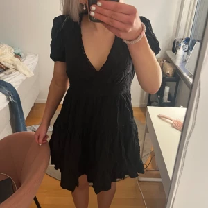 Söt klänning! - Säljer denna jättesöta klänningen som är ifrån zara! Den säljs inte längre!