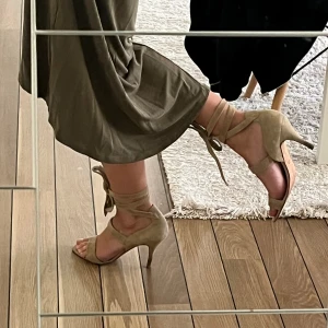 Beige klackar - Hej! Säljer dom snyggaste klackarna men som tyvärr är för stora för mig.. beige i mocka med snörning! Stl 39🤎