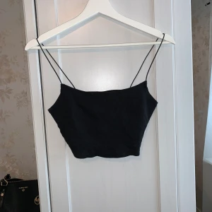 Svart linne - Ett kort svart linne i strl XS från HM🌸  Den är välanvänd, fint skick.