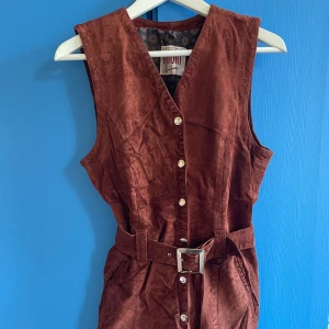 Mockaoverall - Säljer mina fina korta vintage overall/onepiece i mocka inköpt second hand i Amsterdam. Skärp i midjan ingår. I fint skick! 