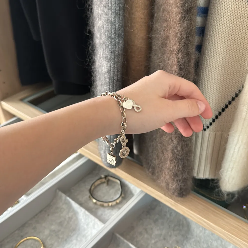 Säljer mitt thomas sabo armband med 5 stycken berlocker. Säljer pga att jag inte bär silver smycken längre. Totalt kostar hela armbandet nytt med alla berlocker över 2 500kr. Accessoarer.