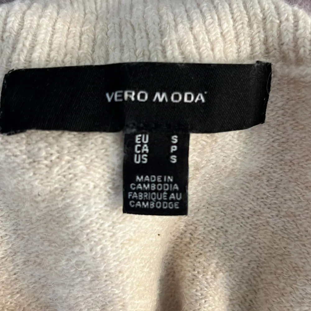 Stickad tröja från Vero Moda💓 Bra skick, nästan aldrig använd💓. Stickat.