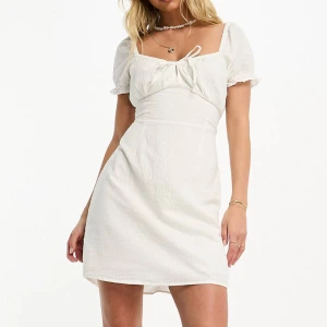 Vit Studentklänning - Säljer min studentklänning för har hittat en annan, den är aldrig använd bara testad. Nypris 429kr och säljer den för 400kr + frakt