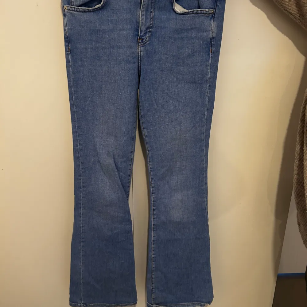 Trendiga jeans i fint skick använt få gånger säljer pga fel storlek. Från Gina i storlek M.. Jeans & Byxor.