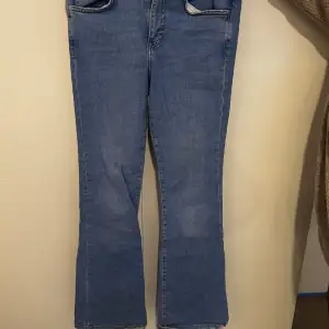 Trendiga jeans i fint skick använt få gånger säljer pga fel storlek. Från Gina i storlek M.