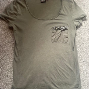 T-shirt - T-shirt från only men köpt på second hand