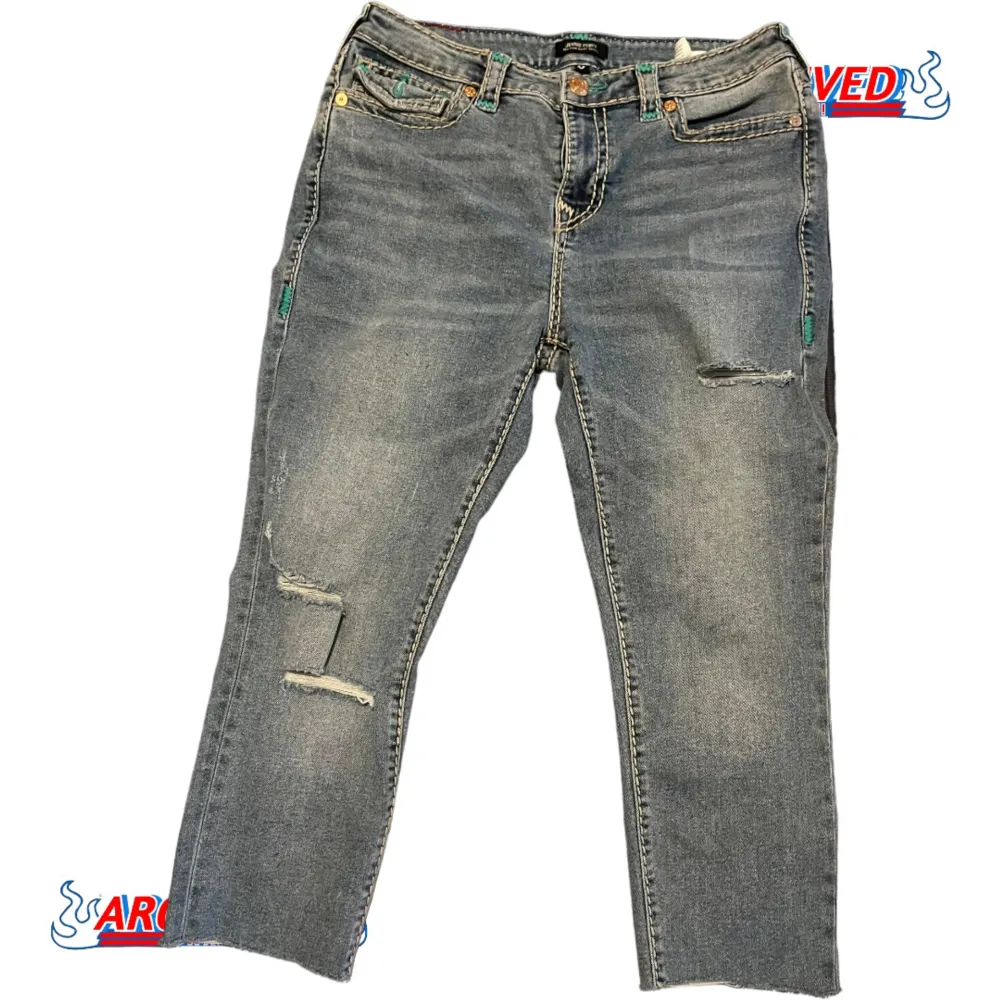 True Reglion Jeans 🇺🇸  Dålig kondition, klippt där nere och hål(där av priset)🇺🇸  Storlek 32 🇺🇸  299 men priset kan diskuteras 🇺🇸 . Jeans & Byxor.