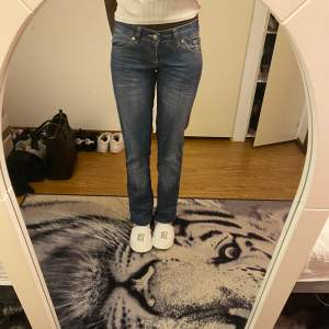 Säljer massa jeans nu för har ingen användning av de💞.  Är 160 cm lång. 