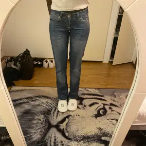 Säljer massa jeans nu för har ingen användning av de💞.  Är 160 cm lång. 