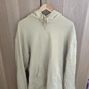 Hoodie från Arket  - Beige hoodie från arket i mycket bra skick, storlek L, använd ca 5 gånger! 