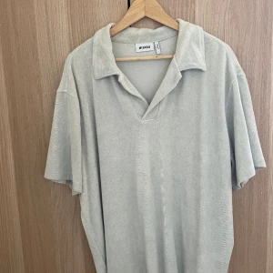 Frottepiké Weekday - Ljusblå piké i frottematerial från weekday, använd endast några gånger, storlek L, lite oversized och boxy fit! Bra skick! 