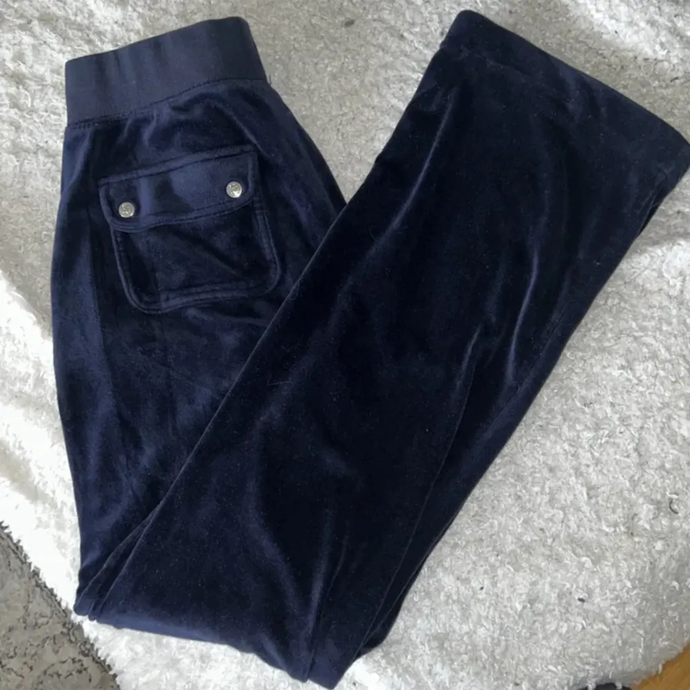 Säljer mina marinblå juciy byxor som är i jätte fint skick och storlek xs . Jeans & Byxor.