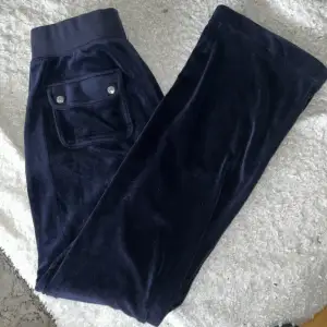 Säljer mina marinblå juciy byxor som är i jätte fint skick och storlek xs 