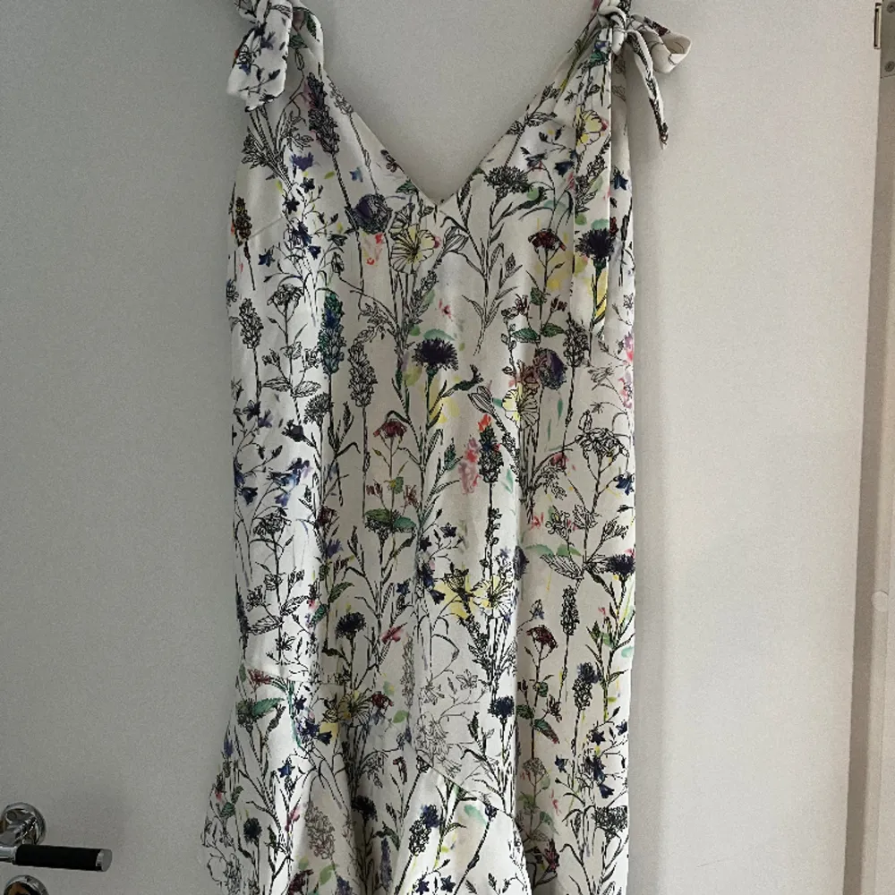 Nice summery dress with beautiful florals and bows on the straps. Noticed a bit of discoloration on the neckline as in the picture but don’t think it would be noticeable.  😊. Klänningar.
