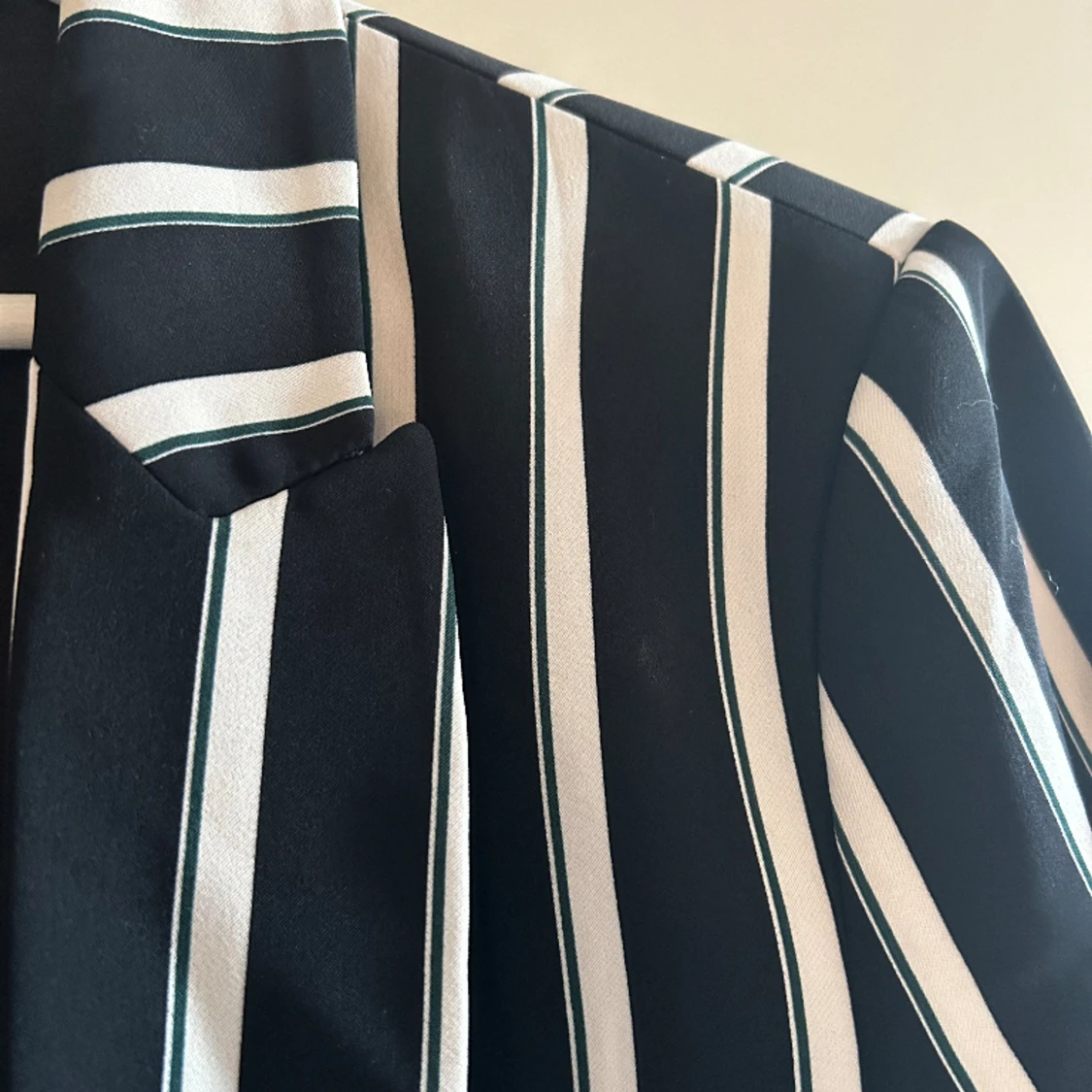 Svart/vit/grön-randig kavaj. - 91