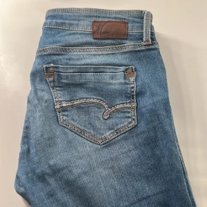 Bootcut Jeans - Ett par fina blå bootcut jeans från märket Mavi. Köpta här på Plick men säljer pågrund av att dom tyvärr inte passade mig. Fint skick 💕