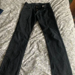 Lee jeans  - Hej! Säljer mina raka lee jeans pgr av låg användning. Dom är sparsamt använda med lite slitars på ändarna 💞