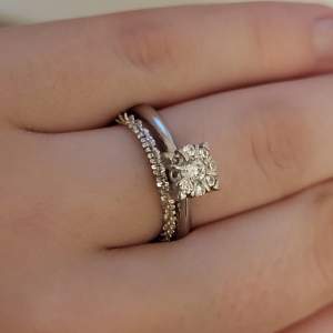 En fin ring i äkta silver, tyvärr är 2 stenar borta, men det märks knappt på, stk 10 typ