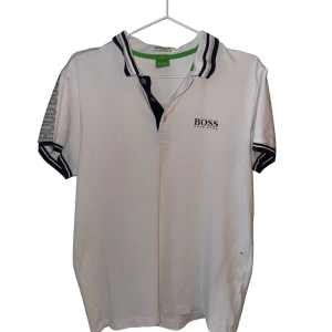 Hugo boss piké  - Oanvänd Hugo boss piké kortärmad vit T-shirt perfekt inför sommaren passar s,m och L för den är slim fit