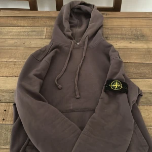 Stone island  - Stone island hoodie.säljer den då jag inte använder den längre.och den og 