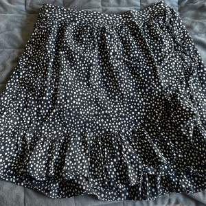 Super fin kjol från vero moda, bra skick då den inte använts särkilt mkt. Köpt för 400❤️pris går diskutera 
