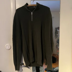 Half zip - Half zip ifrån hm, inga skador nästan aldrig använd. 