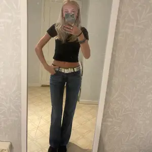 Så snygga och perfekta jeans i nyskick! Säljer då jag har två likadana. Passar mig perfekt som brukar ha xs/32/34 i jeans och är 166cm✨