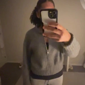 Stickad bomberjacka/kofta  - Jag säljer min stickade kofta ifrån zara för att den inte kommer till andväning, den är köpt i början av året och använd ett fåtal gånger! Den är i storlek L men skulle säga att den passar lika bra på en M, till och med S om man gillar lite oversize