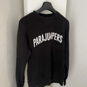 Parajumpers sweatshirt - PARAJUMPERS - LOGO PRINT SWEATSHIRT  En supersnygg tröja som är använd bara några gånger som säljs pågrund av att den är för liten.