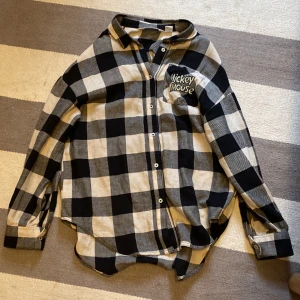  skjorta  - En riktigt skön skjorta köpt på hm🩷 kontakta mig för mer information