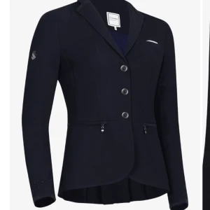 Kavaj tävling  - Blå kavaj från samshield. Det är mörkblått strass vid handlederna.  Väl använd men i mycket fint skick 💙  Nypris 4600 kr, ge bud!