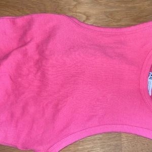 Tank top  - En grön och rosa tank top från zara, fint basplagg✨ Båda för 50 kr