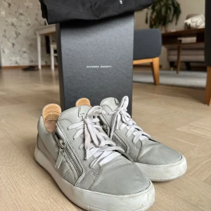 Giuseppe Zanotti skor  - Har en del slitningar men inget som syns när man har skon på Med följer skokartong, dustbag, original skosnören + nya fräscha, äkthetsbevis  Köpta för 6000kr