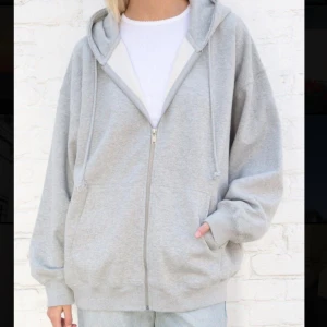 Brandy melville grå oversized kofta ! 🐰🐇 - Bra skick, köpt här på plick! Jättemysig kofta, bra passform. Har inte användning för den så därför kommer den bort🤞🦋