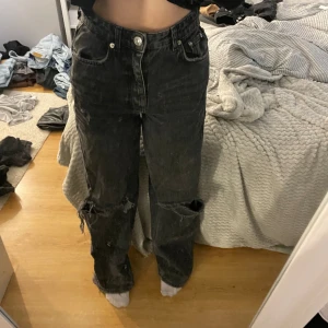 Svarta raka jeans - Säljer dessa då dom inte kommer till användning, ny pris 600 och mitt pris är 300 kan gå att pruta. Knappt använda och ser ut som nya